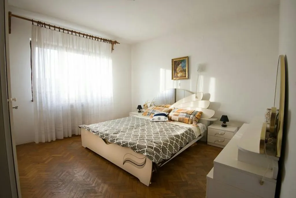 Apartments Luka Лижнян