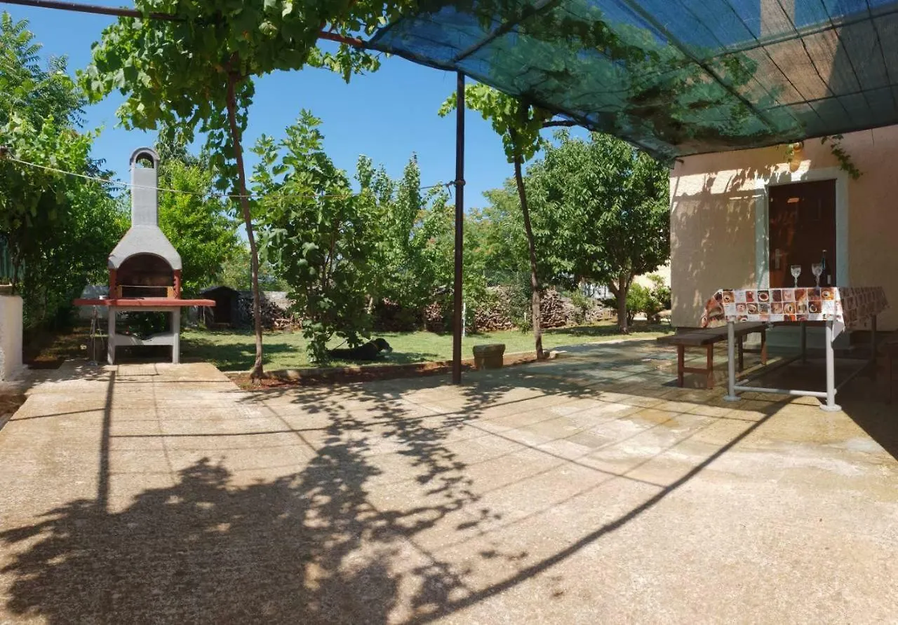 Apartments Luka Лижнян